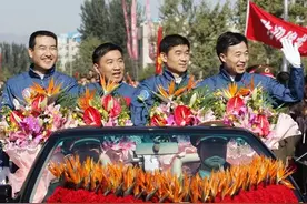 航天英雄“全家福”合影，3位同志，为何站在重要位置？图片