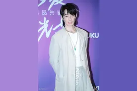 #吴建豪否认美作是离子烫#这么顺滑的头发，其实很让人羡慕啦！​图片