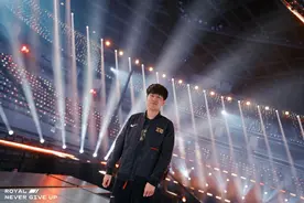 亮RNG队标庆祝！XLB率队成功抗韩，咆哮哥脸黑，姿态的点评很真实图片