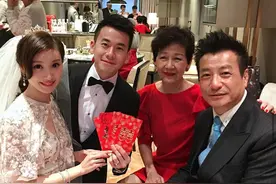 石修儿媳晒泳装照展露好身材，备受公公宠爱，翁媳贴面合照感情好图片