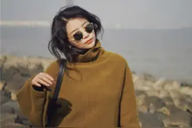 三木一改气质女人风！毛衣搭配呢大衣，“休闲中性风”自在又好穿图片