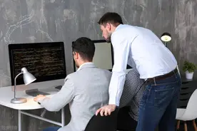 某程序员爆料某招聘网站不靠谱，求职者更新简历就会通知现公司图片