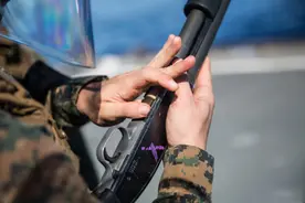 美国海军陆战队舰上训练，霰弹枪配备特殊发射器，能发射手雷图片