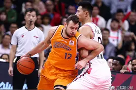 上海男篮总经理炮轰CBA第一大外援，暗示其坐地起价、趁火打劫图片