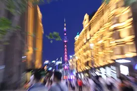 上海南京路步行街东拓点亮路灯，一眼望到外滩图片