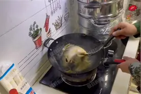 鲫鱼煎了半边还在锅里蹦跳，网友封“鱼坚强”图片