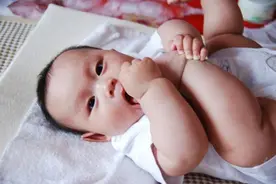 儿时啃脚丫和“不啃脚”的娃，长大后差距明显，现啃还来得及吗？图片