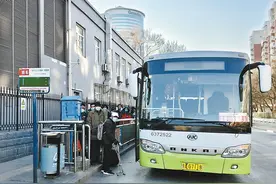 有乘客反映：北京六里桥东公交场站公交车不到发车点不开门图片