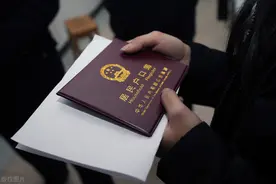 被大学录取后要不要迁户口？迁移户口有哪些坏处，很多家长不知道图片