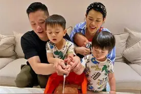 胡杏儿晒三儿子满月照，一家五口幸福美满，新生儿除了吃就是睡图片