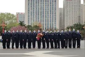30名援鄂警花解除隔离回家图片