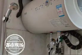 赣州：与蛇共厕！2米长“巨蛇”盘踞卫生间，还不时吐着信子图片