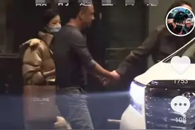 杨坤开百万豪车深夜聚会，当街耍酒疯随便摸女孩手，后者吓到大叫图片