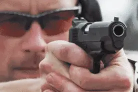 小伙前往派出所，掏出手枪吓民警一跳，还是美国制式手枪？图片