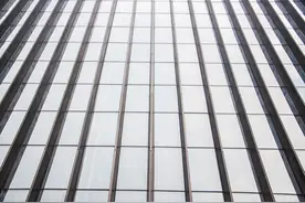 每日一问88：为什么玻璃门在白天看外面很清楚，晚上看外面会很难看见？图片