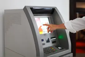 银行把储户拒之门外，不让办理银行卡是为什么？图片