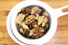 吃核桃前，牢记要多做一件事，很多人都忽略了，核桃发涩还不香图片