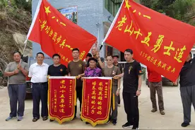 感谢英雄妈妈，培养英雄儿子：老兵看望15勇士母亲，兑现战场承诺图片