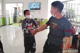 好心人温暖了背病儿打工男子图片