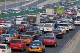 情侣高速“热吻”被电子眼拍的一清二楚，网友：让交警看秀恩爱？图片