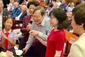 杨振宁携小54岁妻子庆100岁！两人十指紧扣秀恩爱，翁帆红裙惊艳图片