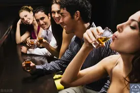 人能品酒，酒可鉴人图片