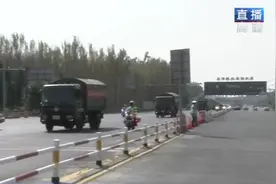 肃立！45名骑警 12辆军车护送英雄回家图片