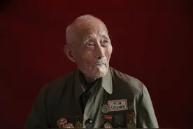 小伙子翻旧书，突然看到一张功臣照片，指着问：爷爷这是不是你？图片