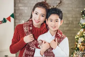 美女主持人麻伊琳晒与儿子2021新年写真，感慨儿子长得好高好快图片