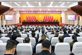 中共罗平县委十三届八次全会与会人员畅谈体会话未来图片