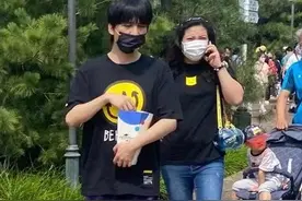 大张伟携妻子出游，大3岁娇妻穿紧身裤翘臀抢镜，身材富态会疼人图片