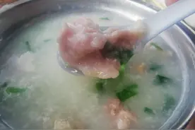 广东大叔祖传3代卖猪杂粥，6元钱一碗管饱，老顾客在这吃了几十年图片