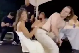 外国男子婚礼上忘情表演，兴奋过头，不慎一脚踢到新娘脸上图片