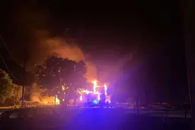 儿童尸体被发现超1000具，加拿大民众怒火彻底点燃，疯狂烧教堂图片