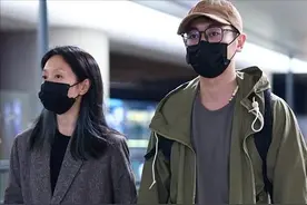 朱亚文夫妇罕见合体，沈佳妮穿破洞裤赶时髦，他穿短裤腿毛太浓密图片