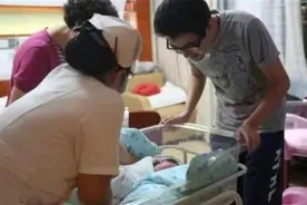 夫妻迎来“小棉袄”，爸爸看后乐开了花，3个月后却变成儿子图片