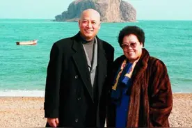 徐少华因5块离开西游，61岁景区卖唱，迟重瑞入赘百亿身价富婆图片