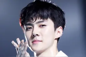 吴世勋白衬衣Look太撩人，黑发白衣化身完美学长图片