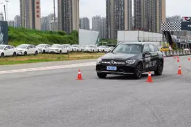 奔驰GLC极限麋鹿测试，ESP启动导致前轮抱死图片