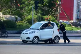 老年人代步车能上路吗？能上牌吗？还能买吗？答案终于来了图片