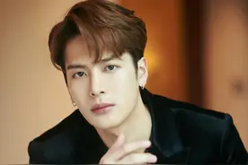 王嘉尔太惨了！国外受访时表明中国人身份，却被韩国网友骂上热帖图片