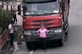 大姐高速路上大货车前卖力跳舞，跳飞了驾驶员的12分图片