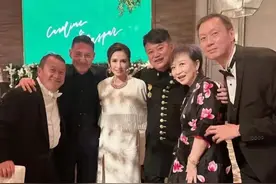 张学友参加婚礼，60岁身形明显消瘦，紧搂曾志伟吴婉芳合影心情好图片