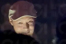 39岁余文乐现身夜店美女环绕，搭肩交谈好亲密，小女儿出生才半年图片