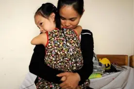 被爸爸抛弃，没有四肢的“拇指女孩”妈妈坚持带大，如今是什么样图片