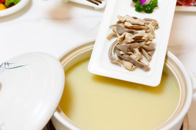 花胶炖猪肚的功效和作用 2026年花胶炖猪肚的功效和作用是什么