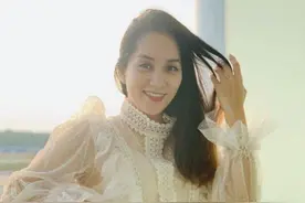 越南39岁漂亮女老师，被23岁“大男孩”追求，好身材功劳大图片