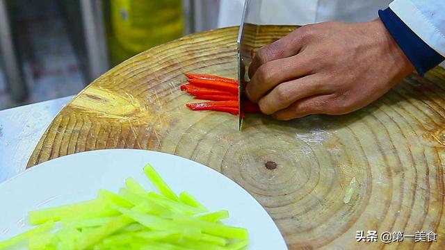 厨师长分享“清炒莴笋”的做法，学会这个窍门，莴笋翠绿清脆