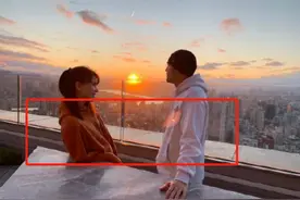 太浪漫！七夕当天周杰伦晒与妻子合影，穿情侣装大秀豪宅和婚戒图片