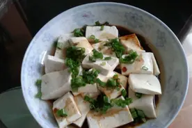 河南农村老夫妻晒晚餐，出乎意料走红网络，网友：老了就这么吃图片